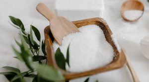 Washing strawberries with salt